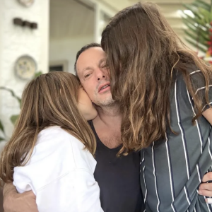 Marc-Olivier Fogiel et son mari François Roelants sont les heureux parents de Mila et Lily, nées par mère porteuse - Instagram