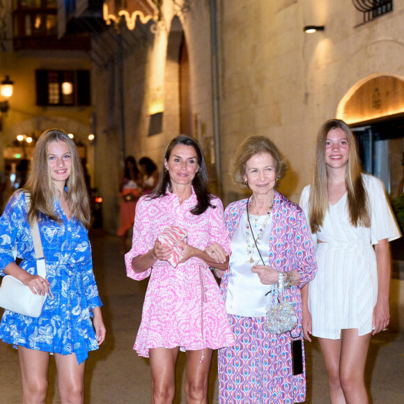 La princesse Leonor, la reine Letizia, la reine Sofia et l'infante Sofia - La reine Letizia d'Espagne, ses filles et la reine Sofia se baladent dans les rues de Palma à Majorque le 7 août 2022. 