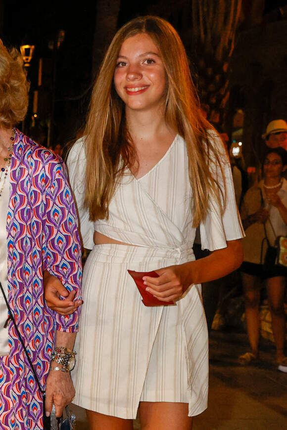 L'infante Sofia - La reine Letizia d'Espagne, ses filles et la reine Sofia se baladent dans les rues de Palma à Majorque le 7 août 2022. 
