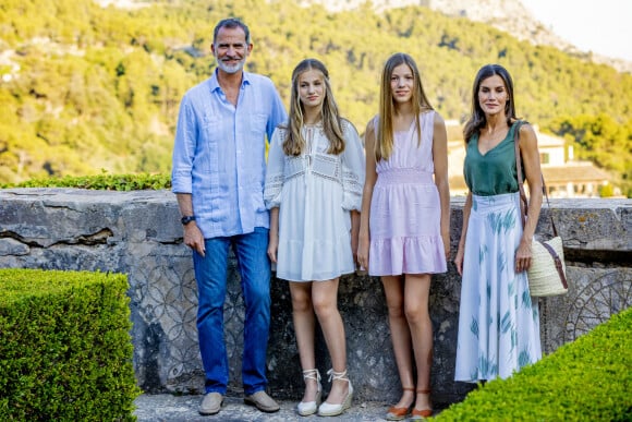 Le roi Felipe VI et la reine Letizia, la princesse Leonor et l'infante Sofia d'Espagne, visitent le monastère de Valldemossa à Palama de Majorque, le 1er août 2022. 