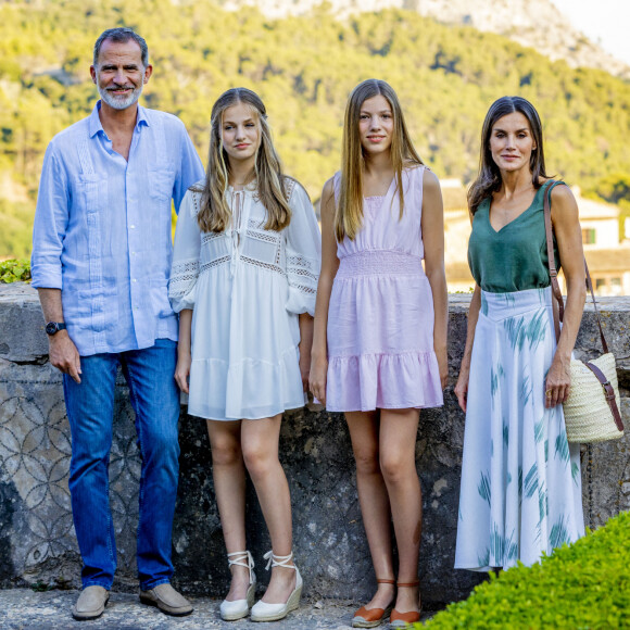 Le roi Felipe VI et la reine Letizia, la princesse Leonor et l'infante Sofia d'Espagne, visitent le monastère de Valldemossa à Palama de Majorque, le 1er août 2022. 