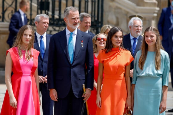 Le roi Felipe VI et la reine Letizia d'Espagne, accompagnés de la princesse Leonor et de l'infante Sofia, assistent à l'offrande nationale à l'apôtre Saint-Jacques à Saint-Jacques-de-Compostelle, le 25 juillet 2022. Chaque année, le 25 juillet, le jour de la Galice et de la fête de Saint-Jacques l'Apôtre sont célébrés dans de nombreuses villes espagnoles. Les festivités de l'Apôtre 2022, qui s'étalent sur 11 jours de festivités, du jeudi 21 juillet au dimanche 31 juillet, sont déclarées d'Intérêt Touristique International et se déroulent en l'honneur de l'Apôtre Saint Jacques. L'édition 2022 est marquée comme la première en deux ans sans restrictions à cause de l'épidémie de coronavirus (Covid-19). 