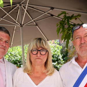 Stéphane Bachot, Christine Bravo et le maire de Occhiatana, Stéphane Orsoni Mariage civil de Christine Bravo et Stéphane Bachot devant la mairie de Occhiatana en Corse le 11 Juin 2022 © Dominique Jacovides / Bestimage