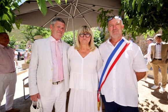 Stéphane Bachot, Christine Bravo et le maire de Occhiatana, Stéphane Orsoni Mariage civil de Christine Bravo et Stéphane Bachot devant la mairie de Occhiatana en Corse le 11 Juin 2022 © Dominique Jacovides / Bestimage