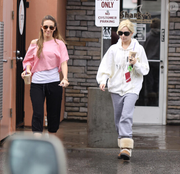 Samedi 6 février, Ashley Tisdale brave la pluie pour s'offrir un café au Starbucks du coin.