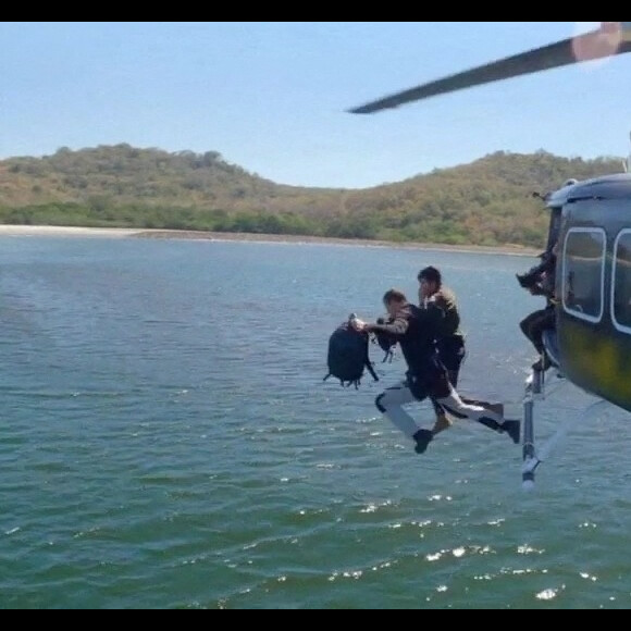 Ashton Kutcher dans l'émission "Running Wild" avec Bear Grylls. 