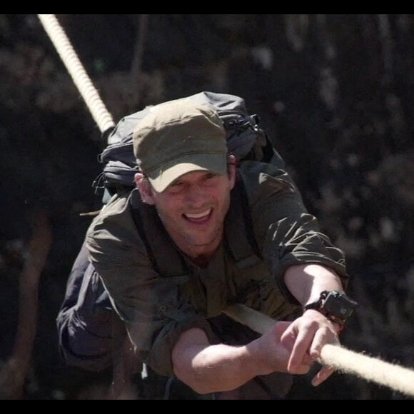 Ashton Kutcher dans l'émission "Running Wild" avec Bear Grylls. 