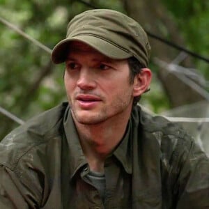 Ashton Kutcher dans l'émission "Running Wild" avec Bear Grylls. 