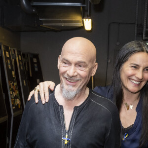 Florent Pagny et sa femme Azucena - Backstage de l'émission spéciale "Unis pour l'Ukraine" à la Maison de la Radio et de la Musique, diffusée en direct sur France 2 et présentée par Nagui et Leïla.Kaddour à Paris le 8 mars 2022. © Cyril Moreau / Jack Tribeca / Bestimage 