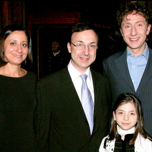 Exclu - Stéphane Bern, son frère Armand avec sa femme Jocelyne et leurs trois enfants au Musée Grévin à Paris 