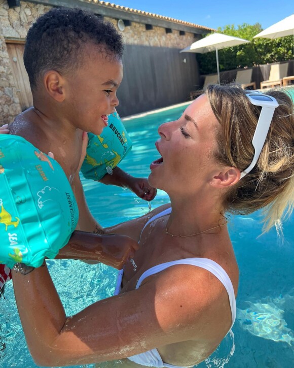 Emilie Fiorelli dans une piscine avec son fils Farrell