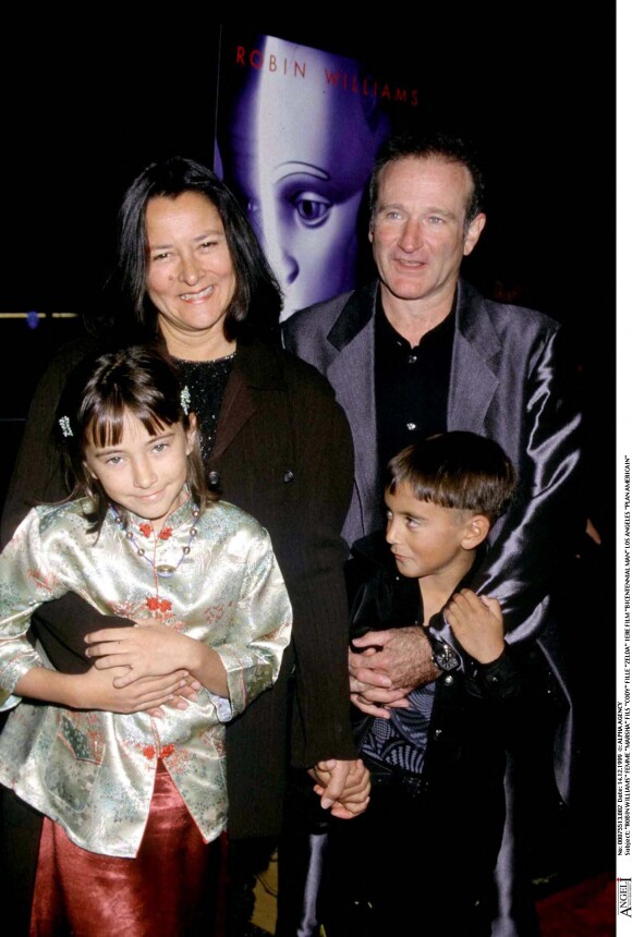 Robin Williams, Marsha, Cody et Zelda - Première du film "Bicentennial Man". Los Angeles. Le 14 décembre 1999.