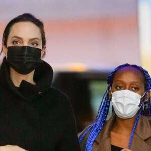 Angelina Jolie et sa fille Zahara se rendent à l'aéroport à New York le 17 janvier 2022. .