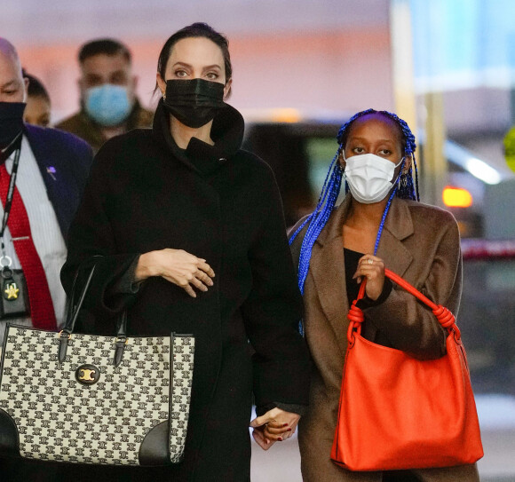 Angelina Jolie et sa fille Zahara se rendent à l'aéroport à New York le 17 janvier 2022. .