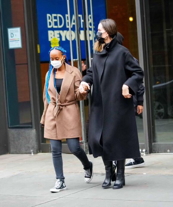 Angelina Jolie emmène Zahara et Pax Thien faire du shopping chez Bed Bath & Beyond avant d'aller déjeuner au restaurant, dans le quartier de SoHo à New York City, New York, Etats-Unis, le 17 janvier 2022.