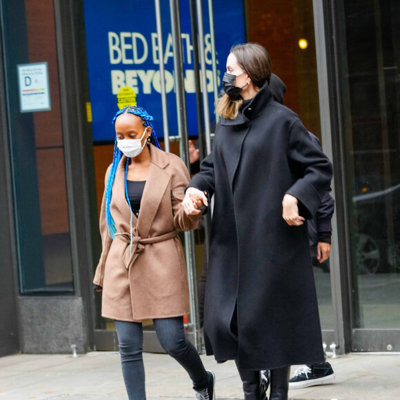 Angelina Jolie emmène Zahara et Pax Thien faire du shopping chez Bed Bath & Beyond avant d'aller déjeuner au restaurant, dans le quartier de SoHo à New York City, New York, Etats-Unis, le 17 janvier 2022.