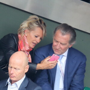 Sophie Davant et William Leymergie - People dans les tribunes des Internationaux de France de tennis de Roland Garros à Paris. Le 26 mai 2015 