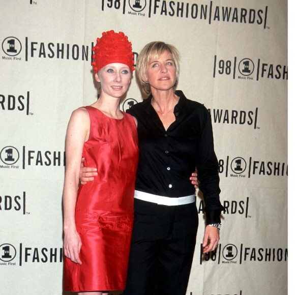 Anne Heche et Ellen DeGeneres aux VH1 Awards à New York le 25 octobre 1998