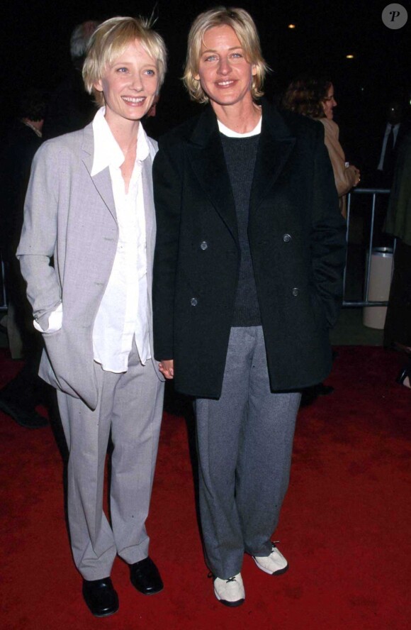 Anne Heche et Ellen DeGenerez à la première du film "ED TV" à Los Angeles le 18 mars 1999