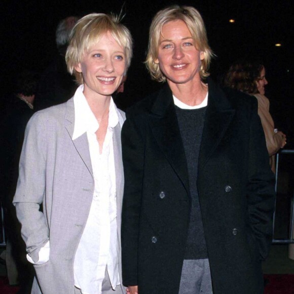 Anne Heche et Ellen DeGenerez à la première du film "ED TV" à Los Angeles le 18 mars 1999
