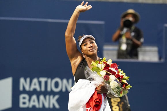 Serena Williams salue la foule à l'issue de son dernier Open National Bank à Toronto, avant sa retraite. L'Américaine a été battue par la Suisse Belinda Bencic (6-2, 6-4), le 10 août 2022.  © Arlyn McAdorey/ZUMA Press Wire