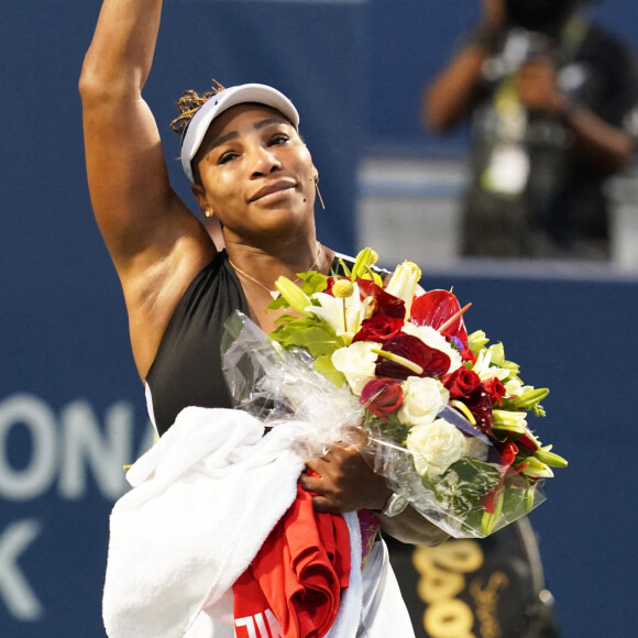 Serena Williams salue la foule à l'issue de son dernier Open National Bank à Toronto, avant sa retraite. L'Américaine a été battue par la Suisse Belinda Bencic (6-2, 6-4), le 10 août 2022.  © Arlyn McAdorey/ZUMA Press Wire