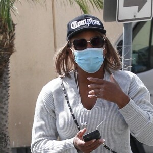 Exclusif - Serena Williams fait du shopping avec une amie à Beverly Hills le 25 mars 2022. 