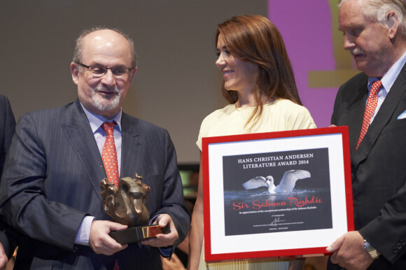 La princesse Mary de Danemark remet le prix de littérature Hans Christian Andersen à Sir Salman Rushdie à Odense, le 17 août 2014. 