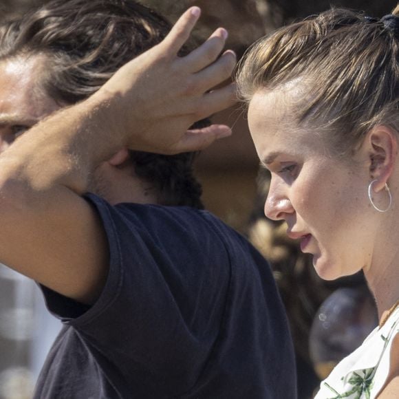 Elina Svitolina, la femme de Gaël Monfils enceinte de 5 mois, quitte la plage Verde by Yeeels Pampelonne après le lancement de la nouvelle Big Bang Unico de Hublot le 12 juillet 2022. Elle retourne à Monaco où elle réside avec son mari.