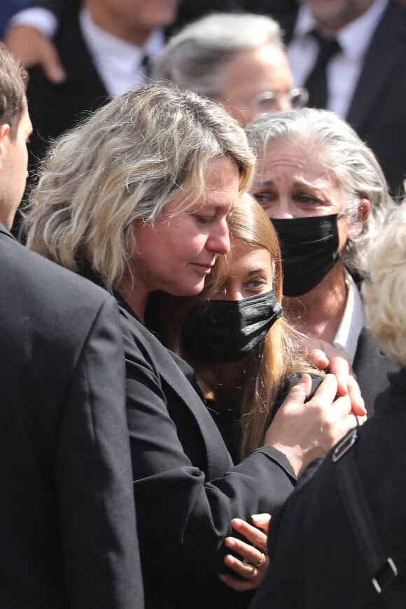 Luana et Stella Belmondo, Florence Belmondo - Sorties - Obsèques de Jean-Paul Belmondo en l'église Saint-Germain-des-Prés, à Paris le 10 septembre 2021. © Dominique Jacovides / Bestimage 