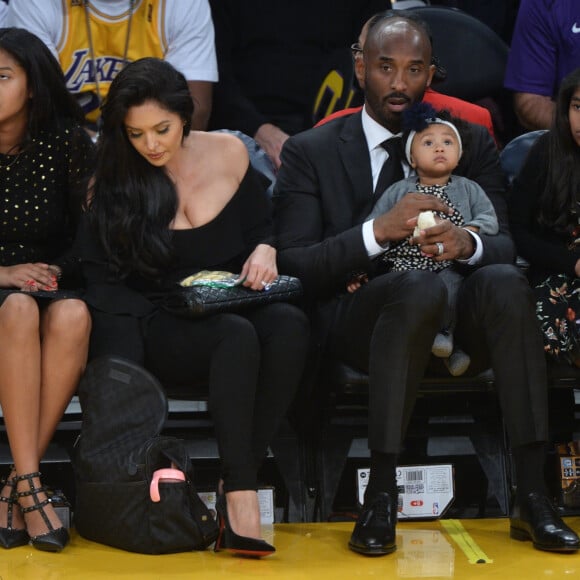 Kobe Bryant avec ses filles Natalia Diamante Bryant, Gianna Maria-Onore Bryant, Bianka Bella Bryant et sa femme Vanessa Bryant au match de basket des Lakers à Los Angeles, le 19 décembre 2017