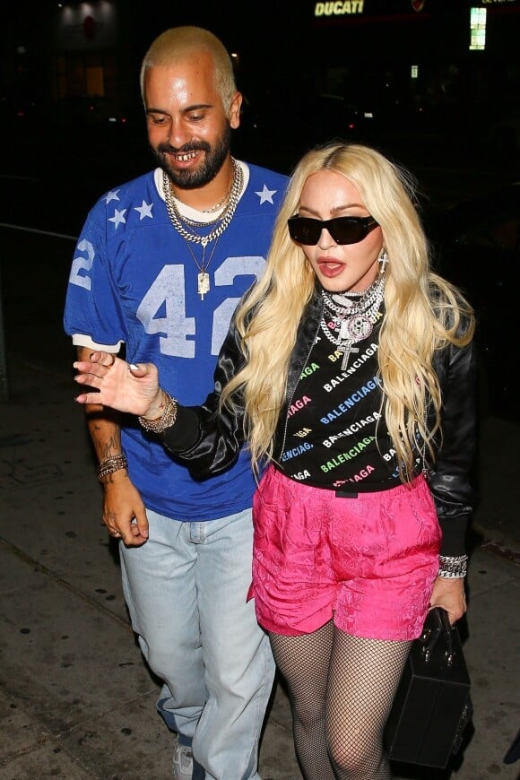Madonna et un mystérieux inconnu arrivent au restaurant "The Nice Guy" à Los Angeles, le 11 juin 2022.