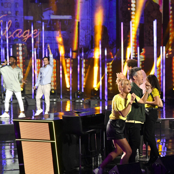 Exclusif - Elodie Gossuin, Jean-Luc Lemoine, Vanessa Guide et Donel Jacksman durant l'enregistrement de l'émission de télévision "La Grande Battle Musicale", dans le théâtre antique d'Orange, diffusée le 18 août sur M6. Le 16 mai 2022. © Bruno Bebert / Bestimage