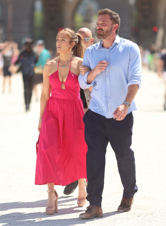 Ben Affleck et sa femme Jennifer Affleck (Lopez) se promènent sur le Pont du Carrousel et arrivent devant la Pyramide du Louvre le jour du 53ème anniversaire de J.Lo lors de leur lune de miel à Paris le 24 juillet 2022. 