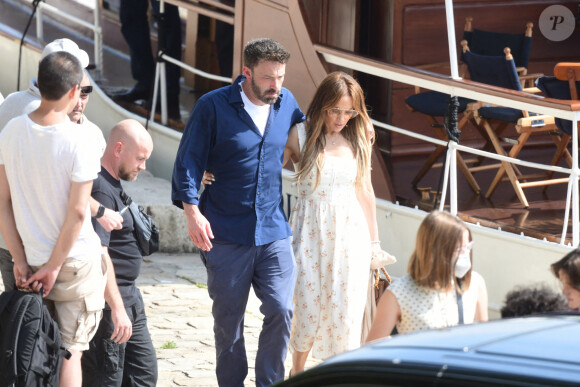 Ben Affleck et sa femme Jennifer Affleck (Lopez) font une croisière sur la seine avec leurs enfants respectifs Seraphina, Violet, Maximilian et Emme lors de leur lune de miel à Paris le 23 juillet 2022.