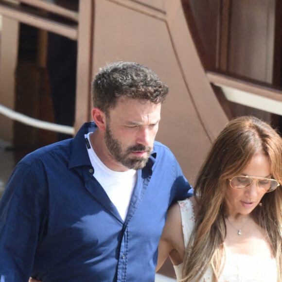 Ben Affleck et sa femme Jennifer Affleck (Lopez) font une croisière sur la seine avec leurs enfants respectifs Seraphina, Violet, Maximilian et Emme lors de leur lune de miel à Paris le 23 juillet 2022.