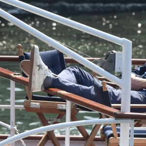 Ben Affleck et sa femme Jennifer Affleck (Lopez) font une croisière sur la seine avec leurs enfants respectifs Seraphina, Violet, Maximilian et Emme lors de leur lune de miel à Paris le 23 juillet 2022.
