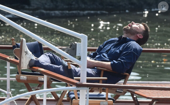 Ben Affleck et sa femme Jennifer Affleck (Lopez) font une croisière sur la seine avec leurs enfants respectifs Seraphina, Violet, Maximilian et Emme lors de leur lune de miel à Paris le 23 juillet 2022.