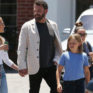 Jennifer Lopez et sa fille Emme avec son fiancé Ben affleck et son fils Samuel, vont faire un tour en famille chez Rolls Royce à Los Angeles, le 3 juillet 2022.