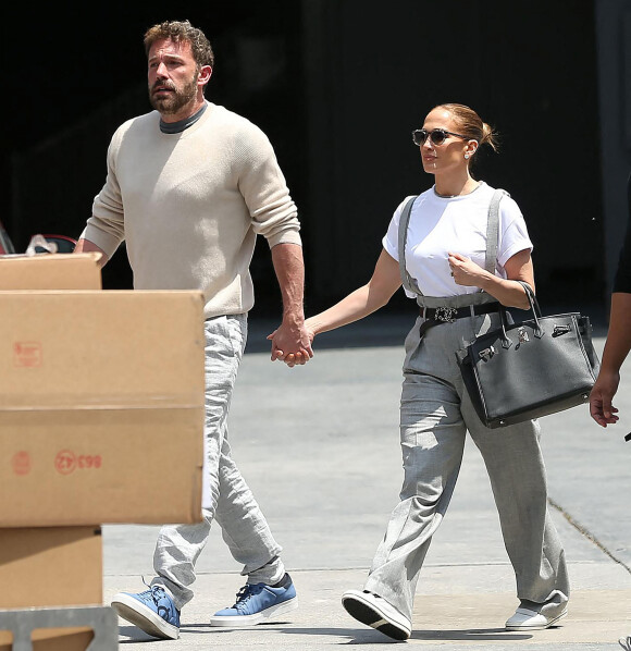 Ben Affleck et sa fiancée Jennifer Lopez se sont arrêtés dans un studio à Los Angeles. Le 3 mai 2022 