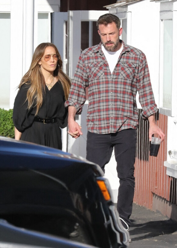 Ben Affleck et sa fiancée Jennifer Lopez partent main dans la main après un long déjeuner au Country Mart de Brentwood, Los Angeles, Californie, Etats-Unis, le 23 avril 2022. 