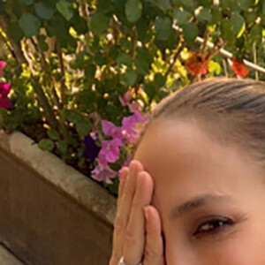 Jennifer Lopez raconte sa demande en mariage et présente sa bague de fiançailles. Los Angeles, le 14 avril 2022. 