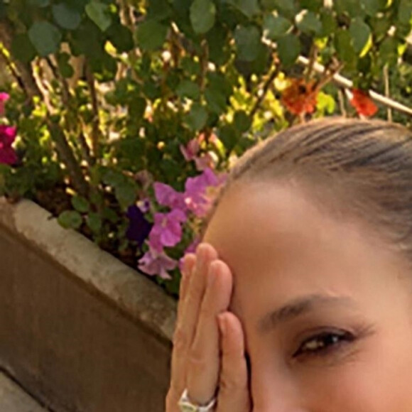 Jennifer Lopez raconte sa demande en mariage et présente sa bague de fiançailles. Los Angeles, le 14 avril 2022. 