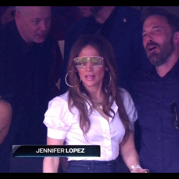 Jennifer Lopez et son compagnon Ben Affleck assistent au Super Bowl à Los Angeles, le 13 février 2022. 