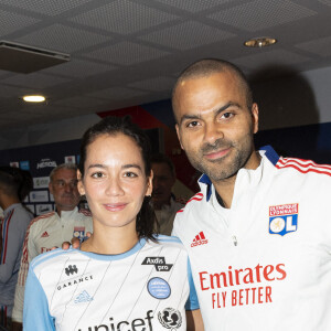 Exclusif - Alizé Lim et son compagnon Tony Parker lors du match de football caritatif (Le match des héros Unicef) entre l'OL Légendes et la team Unicef au Groupama Stadium à Lyon en faveur des enfants d'Ukraine et pour célébrer les 20 ans du premier titre de Champion de France de l Olympique Lyonnais le 10 mai 2022. © Pierre Perusseau / Bestimage 