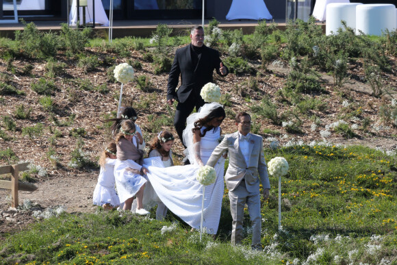 Mariage de Jean-Luc Delarue et Anissa Kehl à Belle-île-en-mer, le 12 mai 2012. Le couple s'est marié dans la maison de l'animateur à Sauzon au cours d'une cérémonie intime. Le fils de Jean-Luc Delarue, Jean, était aux côtés de son père. Le couple, main dans la main, et leurs invités se sont dirigés vers une allée, en direction de la mer, afin de se réunir sur la plage.