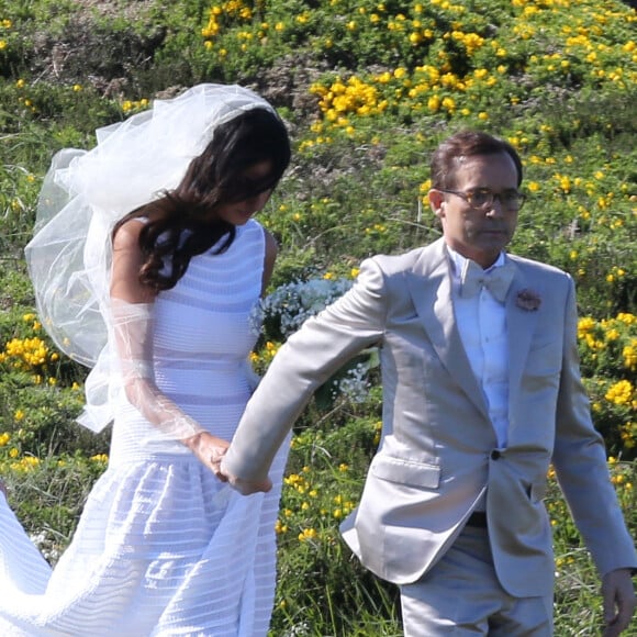 Mariage de Jean-Luc Delarue et Anissa Kehl à Belle-île-en-mer, le 12 mai 2012. Le couple s'est marié dans la maison de l'animateur à Sauzon au cours d'une cérémonie intime. Le fils de Jean-Luc Delarue, Jean, était aux côtés de son père. Le couple, main dans la main, et leurs invités se sont dirigés vers une allée, en direction de la mer, afin de se réunir sur la plage.