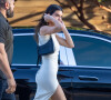 Kendall Jenner arrive en robe longue blanche et sexy à un événement promotionnel pour sa téquila 818 à Malibu le 18 août 2022. 