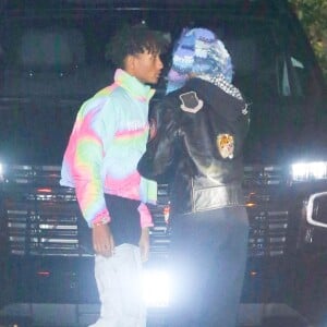 Jaden Smith embrasse sa soeur Willow à la sortie de la soirée de la marque Téquila 818 de K.Jenner à Malibu le 18 août 2022. 