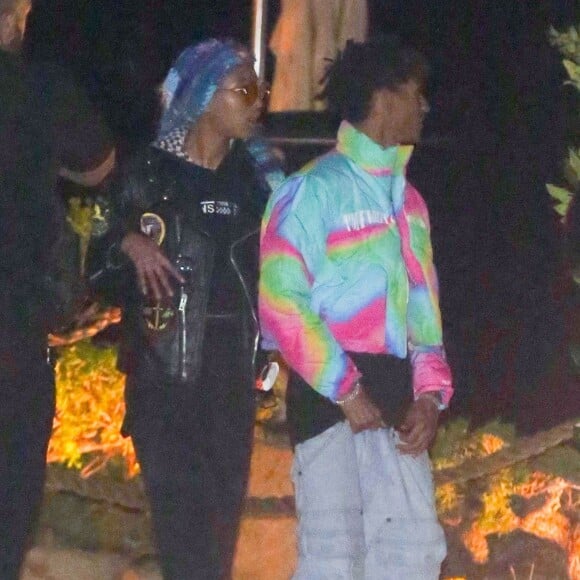 Jaden Smith embrasse sa soeur Willow à la sortie de la soirée de la marque Téquila 818 de K.Jenner à Malibu le 18 août 2022. 